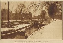 872387 Gezicht over de Weerdsingel W.Z. te Utrecht, in de sneeuw, met links de Stadsbuitengracht en daarachter de ...
